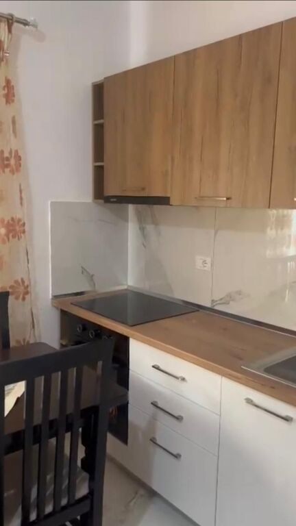 Qera | Shtëpi private 2 + 1 | Rruga Njazi Meka | 400 €/muaj