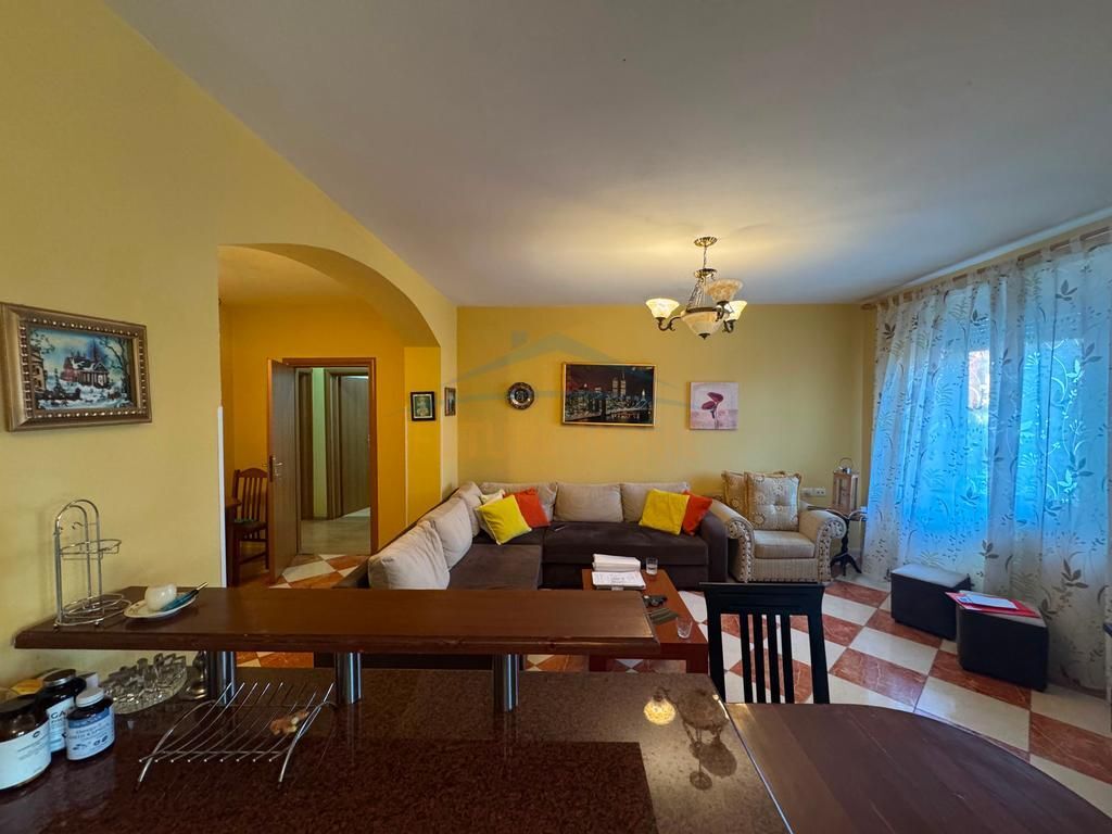 Shitet , Apartament 2+1+2 , Rruga e Kosovareve , Tirane