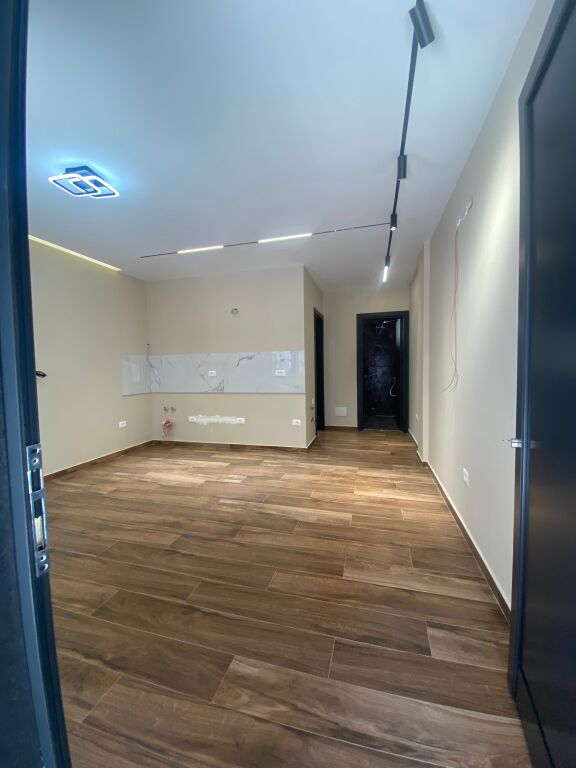 🏢 LOCALE COMMERCIALE IN VENDITA – 21 Dhjetori, vicino a Square 21