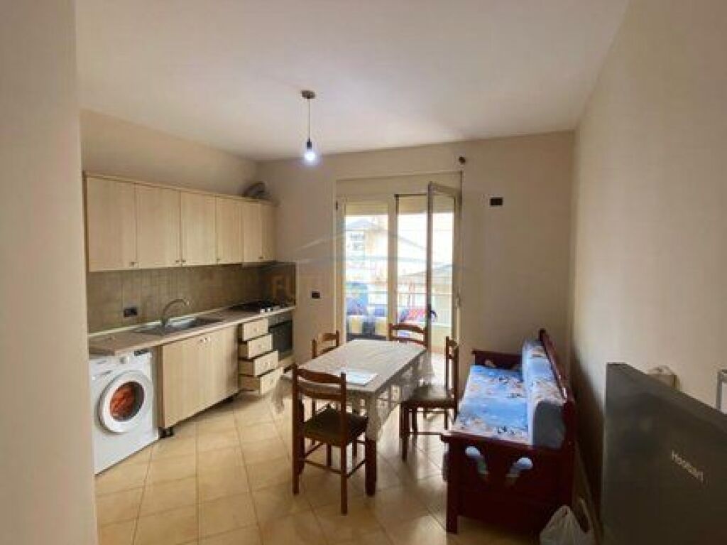 Vendita, Appartamento 1+1+2 Balconi, Vicino alla Scuola Marina, Lungomare, Vlore.