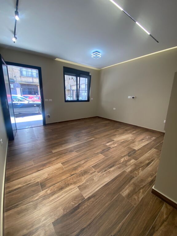 🏢 LOCALE COMMERCIALE IN VENDITA – 21 Dhjetori, vicino a Square 21
