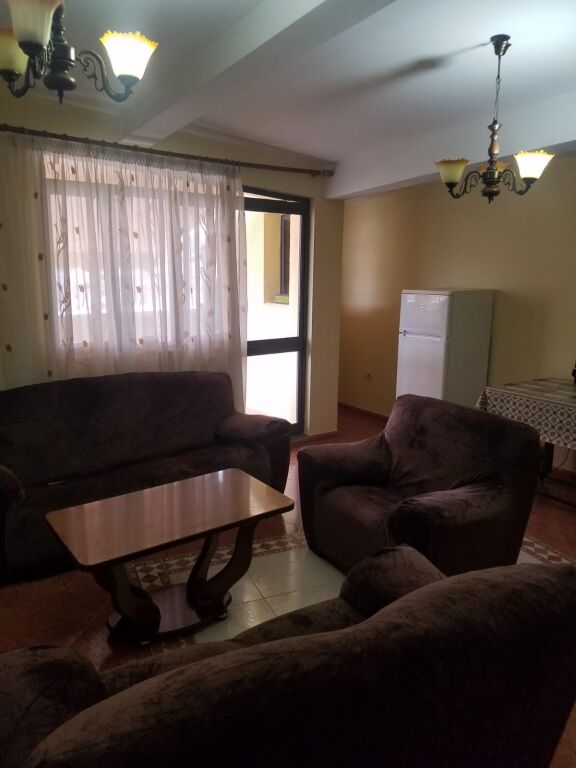 Appartamento 1+1 in affitto con Ali Dem vicino alla Strada Principale vicino alla scuola 1 Maggio 330 mila lek vecchi