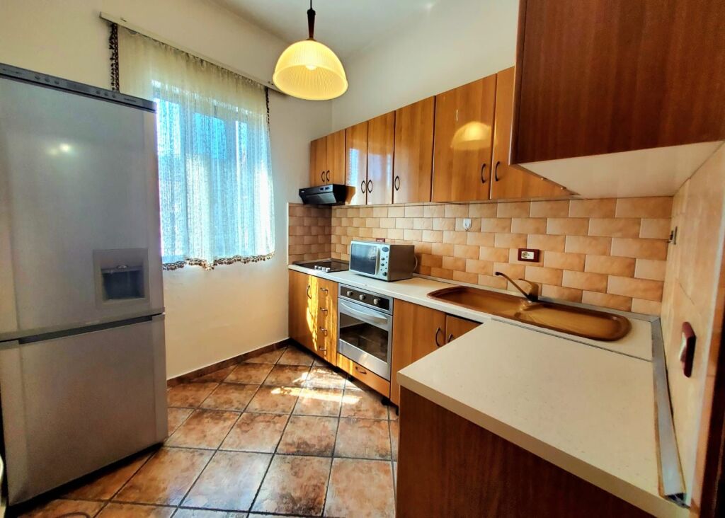 Jepet apartament me qera 2+1 Rruga e Durresit