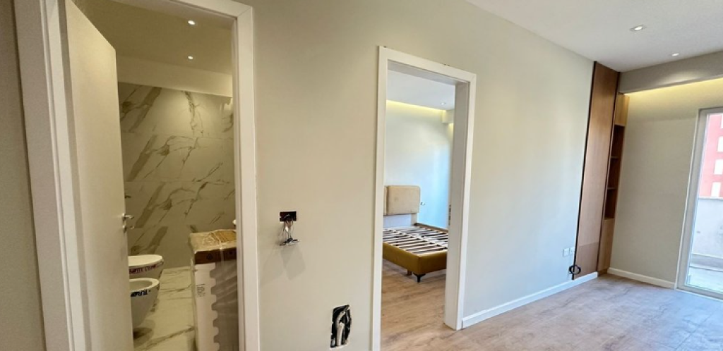 SHITET APARTAMENT 1+1 ME VERANDE NE REZIDENCEN AURA-LAPRAKE!