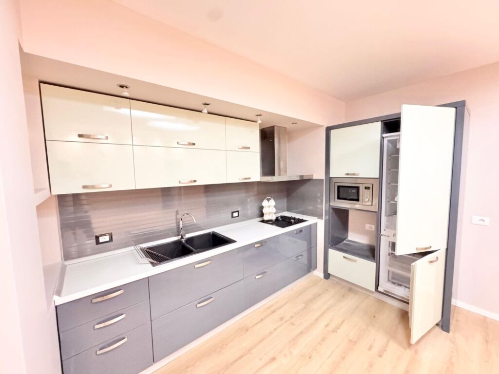 Shitet Apartament 2+1+Parkim Xhamllik, Colombo prane Porcelanit, Oxhaku