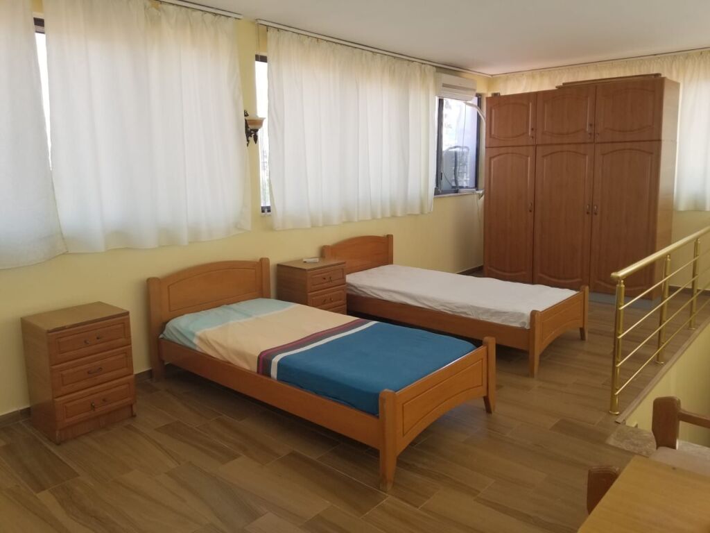 🏢Via Ali Demi, vicino alla scuola “1 Maji”, si affitta Duplex, 1+1, arredato 33,000Leke