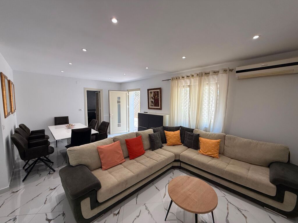 🏡 Jepet me Qera Apartament 2+1 – 📍Rruga Besa, pranë Piceri La Fortuna💶Cmimi 55.000 Lekë/Muaj