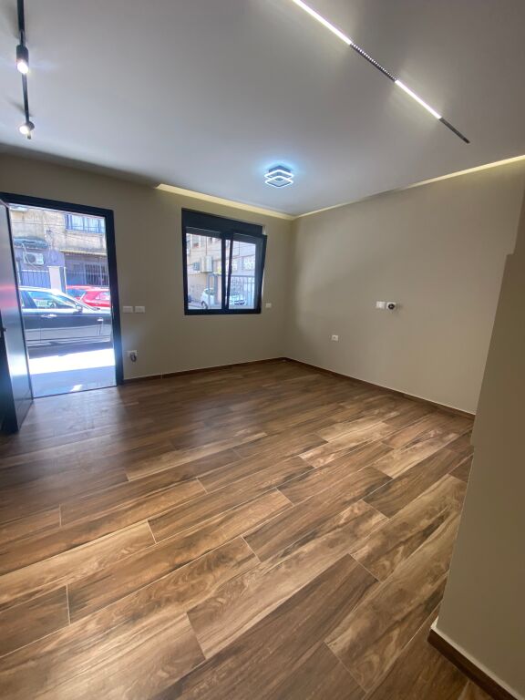 🏢 LOCALE COMMERCIALE IN VENDITA – 21 Dhjetori, vicino a Square 21