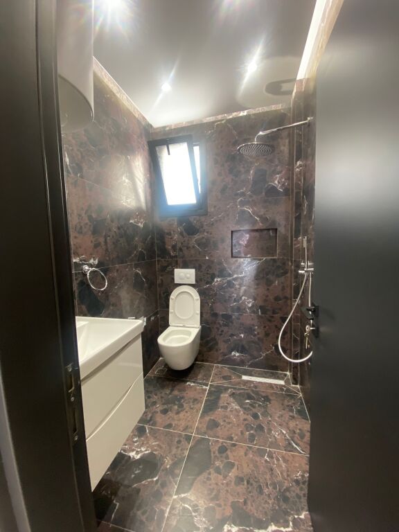 🏢 LOCALE COMMERCIALE IN VENDITA – 21 Dhjetori, vicino a Square 21
