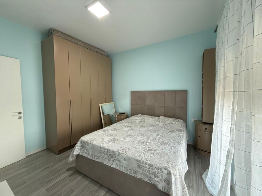 For rent modern 2+1 apartment on Rruga e Dibrës, near institutions, new complex