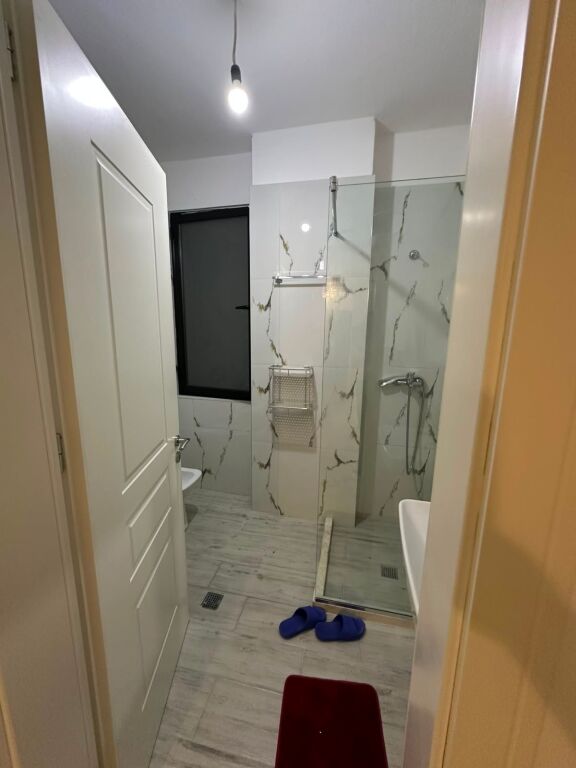Jepet me qira 1+1 Vila L Astir 450 mije leke