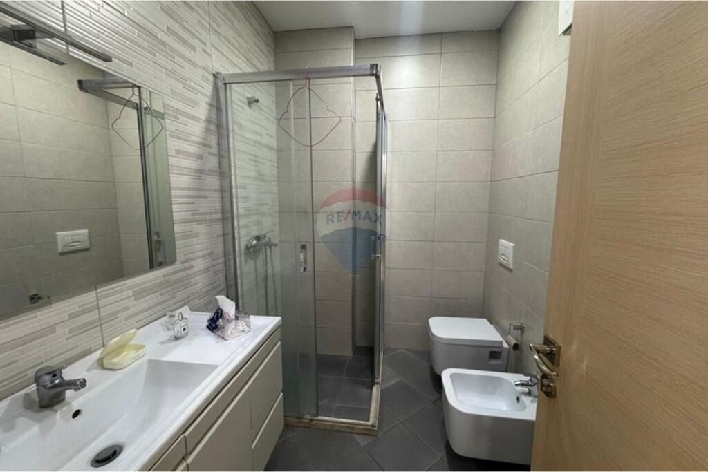 Shitet Apartament 3+1 +2+ post parkimi – Laprake