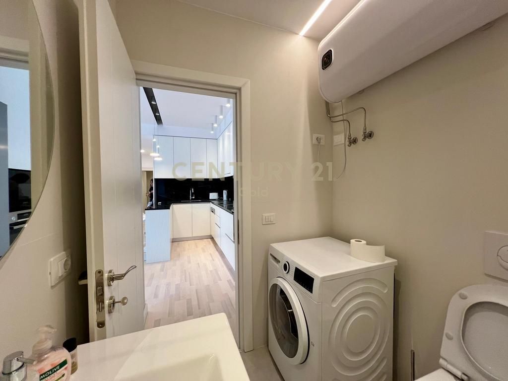 JAPIM ME QIRA APARTAMENT 2+1+2 + POST PARKIMI TEK RR.BARRIKADAVE!!