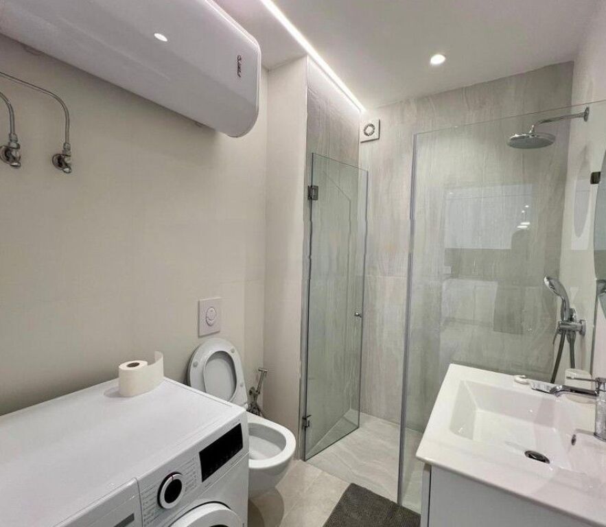 JAPIM ME QIRA APARTAMENT 2+1+2 + POST PARKIMI TEK RR.BARRIKADAVE
