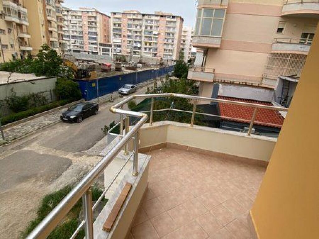 Vendita, Appartamento 1+1+2 Balconi, Vicino alla Scuola Marina, Lungomare, Vlore.