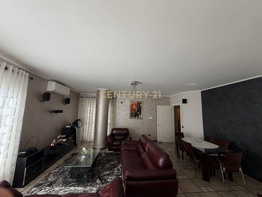 APPARTAMENTO 2+1 IN VENDITA VICINO AL MUNICIPIO, DURAZZO !