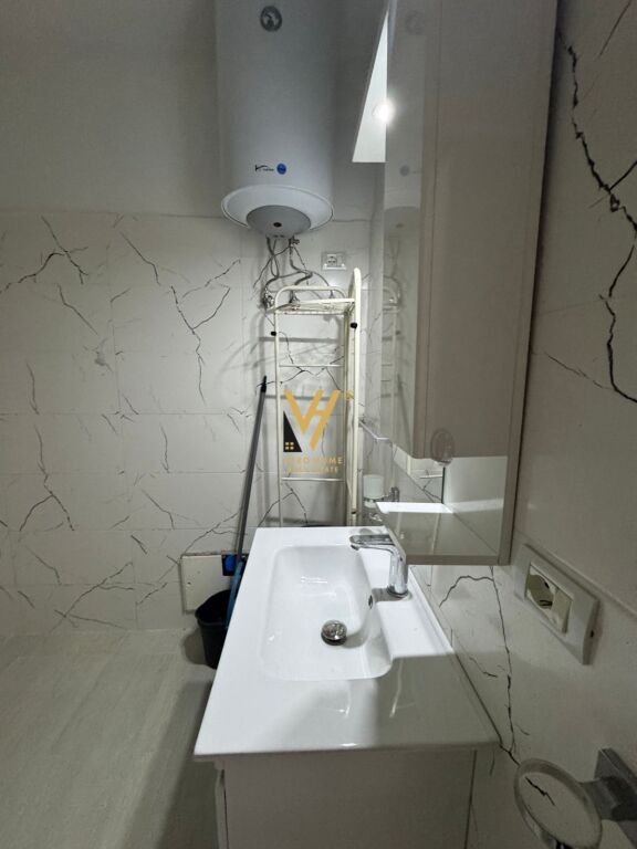 JEPET GARSONIERE 48 M2 ME QERA TE RR.BARRIKADAVE 42.000 LEKE