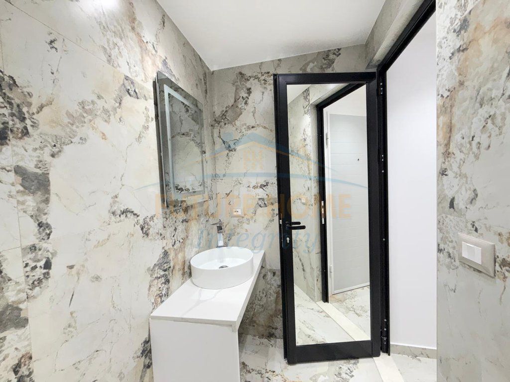 Shitet, Apartament 1+1, Shkolla e Baletit, Tiranë. 139,000 €