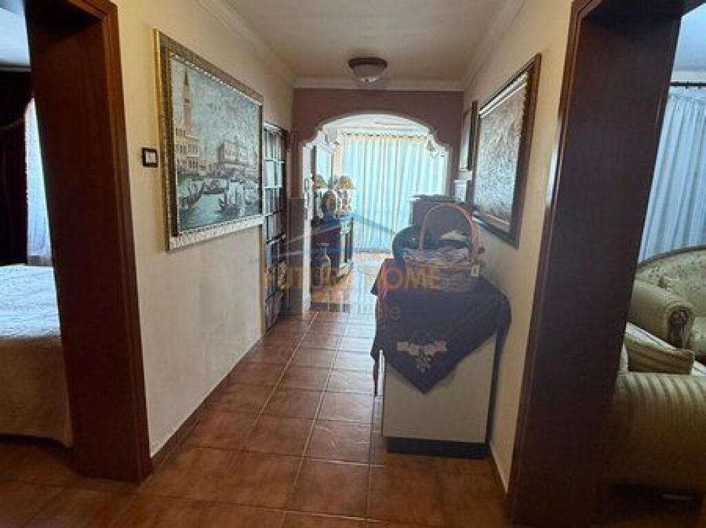 Shitet, Apartament 2+1, Materniteti i Ri, Tiranë