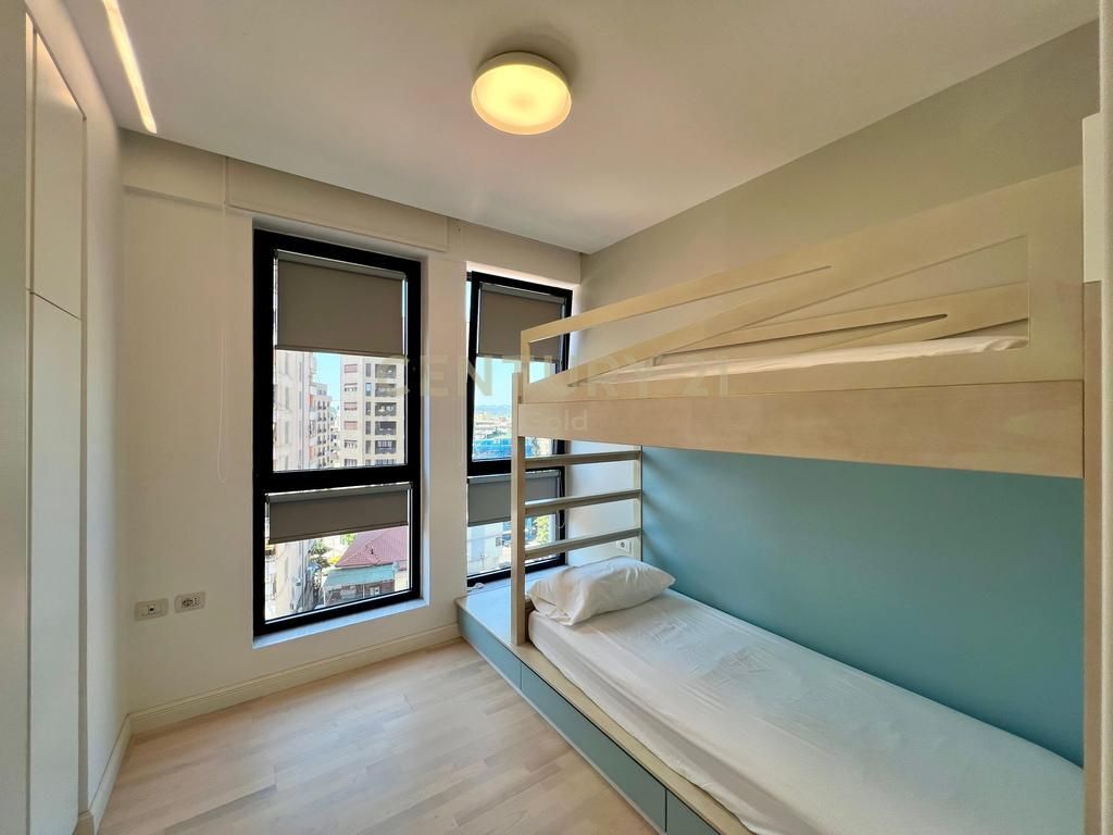 JAPIM ME QIRA APARTAMENT 2+1+2 + POST PARKIMI TEK RR.BARRIKADAVE!!