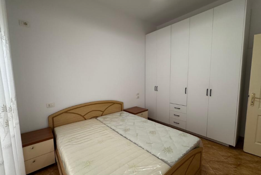 UNAZA E RE, APARTAMENT 1+1 PER QIRA, 450 €