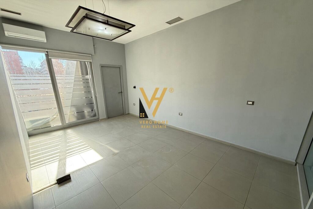 LOCALE COMMERCIALE IN VENDITA 253 M2 IN VIA KAVAJA 590.000 EURO