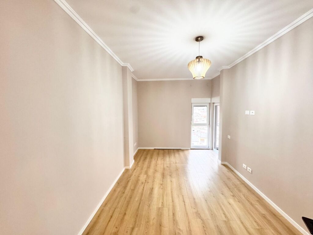 Shitet Apartament 2+1+Parkim Xhamllik, Colombo prane Porcelanit, Oxhaku