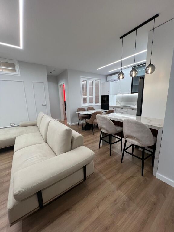 🏢Tek Selvia,prane Supermarket SPAR jepet me qera apartament,2+1,i mobiluar 1,000 Euro