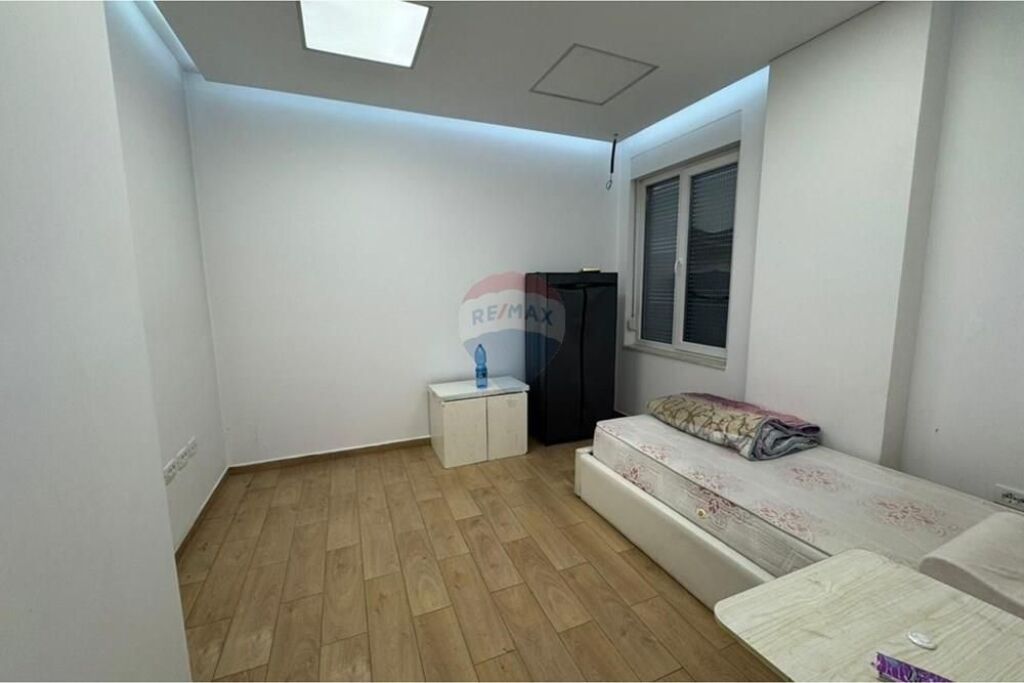 Shitet Apartament 3+1 +2+ post parkimi – Laprake