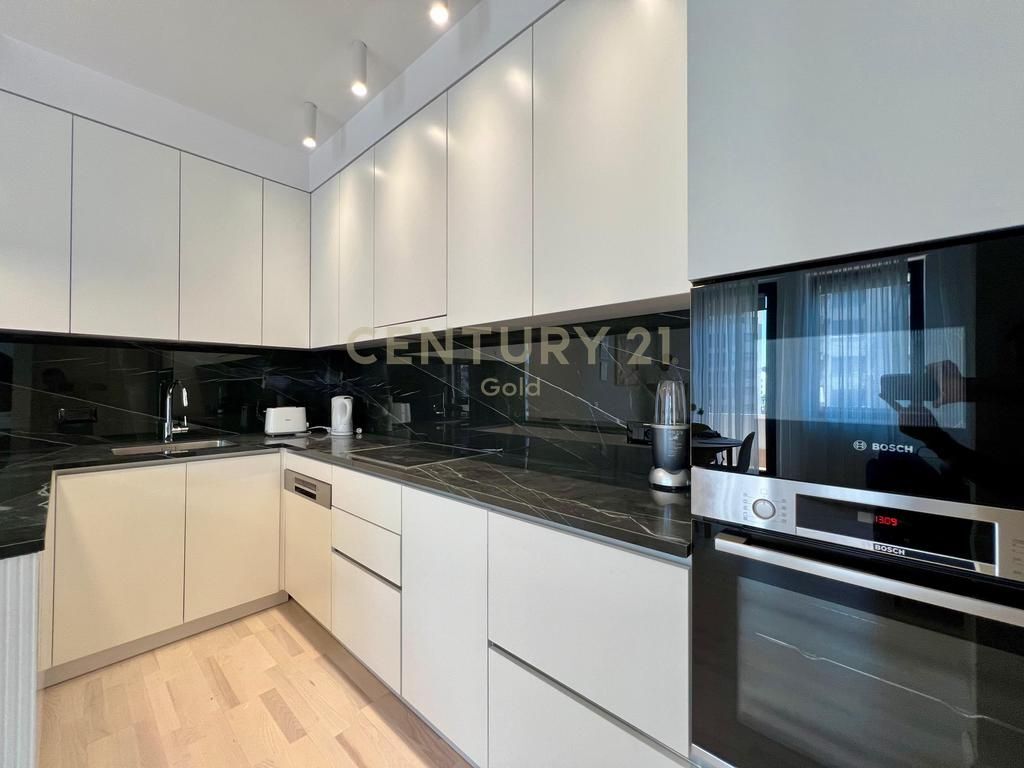 JAPIM ME QIRA APARTAMENT 2+1+2 + POST PARKIMI TEK RR.BARRIKADAVE!!