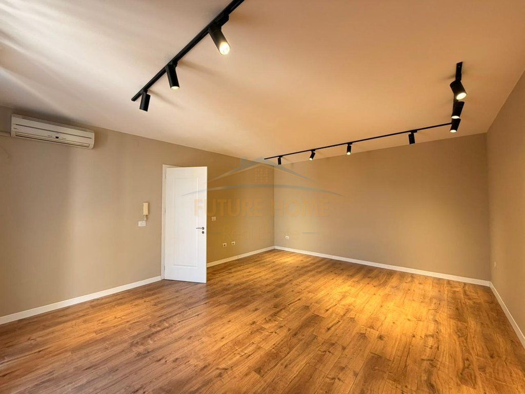 Rent, Business Premises, Former Exhibition, Tirana
