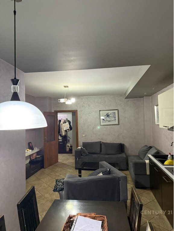 Apartament 2+1 Per Qira Tek Rruga E Kavajes! 600 € /Muaj