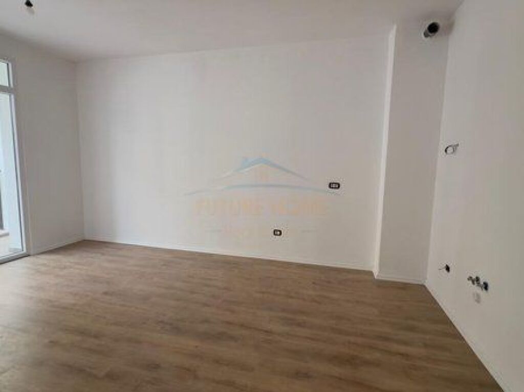 Shitet, Apartament 1+1+Post Parkimi, Sauk.