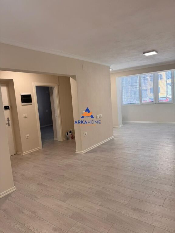 JEPET ZYRË ME QERA 70M2 "21 DHJETORI, PRANE BAR OSLO" 700 EURO
