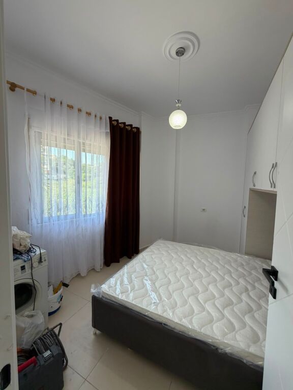 🏡 Jepet me Qera Apartament 1+1 – Përballë Delijorgjit  📍 Adresa: Përballë Delijorgjit, mbi Pasticeri Nela 📐 Sipërfaqe: 74 m² 🏢 Kati 6, me ashensor 🛋️ I mobiluar  💰 Çmimi: 50.000 Lekë/muaj.