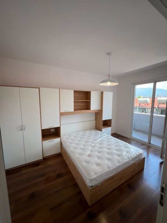 Rruga e Dibres,perballe Ministrise se Mbrojtjes jepet me qera apartament1+1,i mobiluar 50,000Leke     