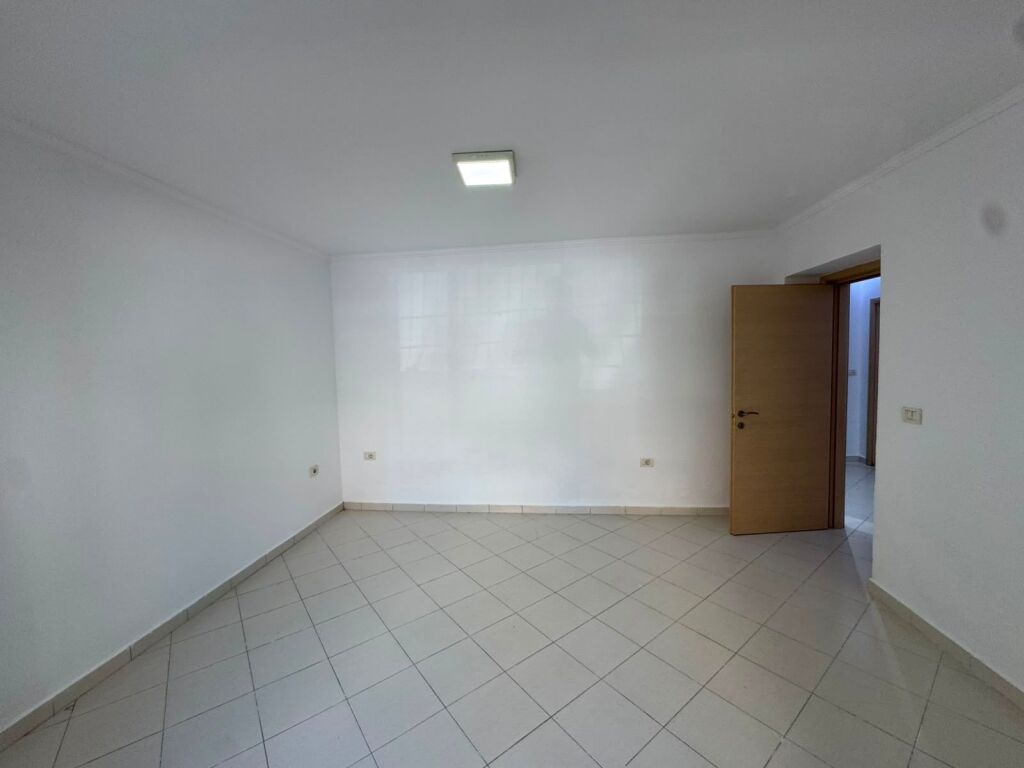 Jepet me qira Apartament 2+1. Mozaiku i TIranes / edhe per Airbnb 40.000 leke