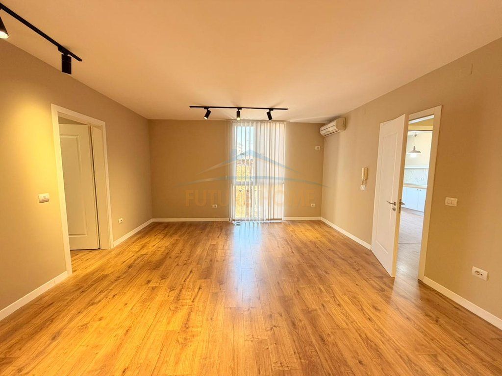 Rent, Business Premises, Former Exhibition, Tirana