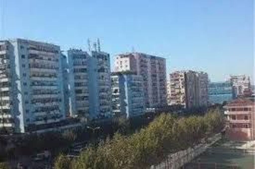 Shitet, Apartament 2+1, Laprake, Tiranë.