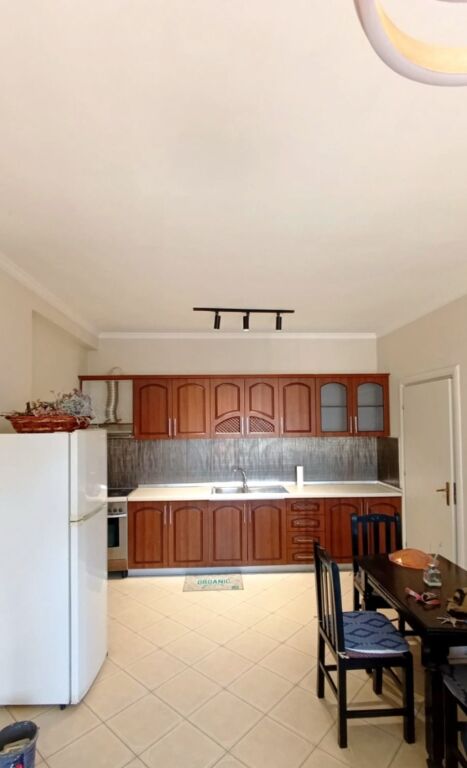 Jepet me qira apartament 1+1 tek rruga e Kavajes tek pasticeri Nela 500 mije leke te vjetra