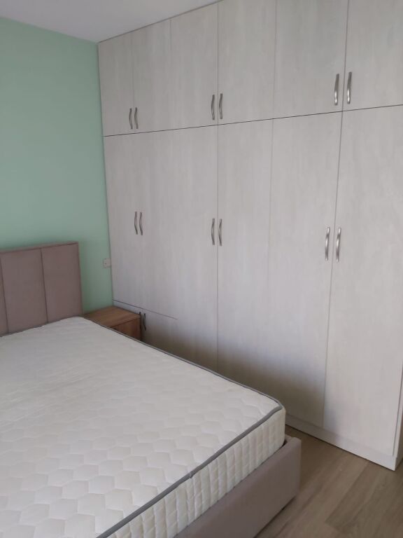 JEPEN ME QIRA: APARTAMENT 1+1   NË XHAMLLIK (SHESHI SHTRAUS)

