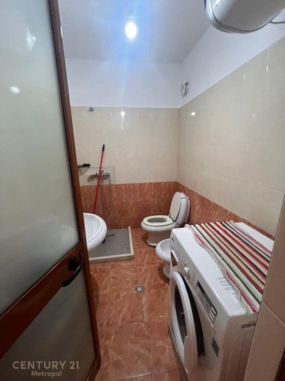 Shitet apartament 2+1 në zonën e Yzberishtit!