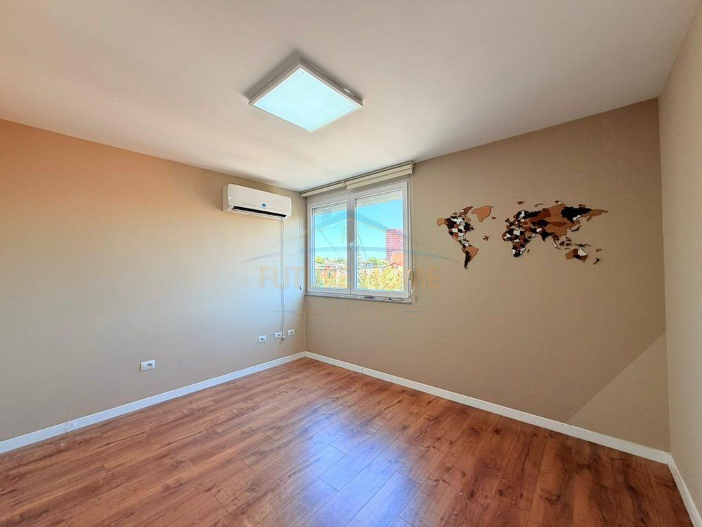 Rent, Business Premises, Former Exhibition, Tirana