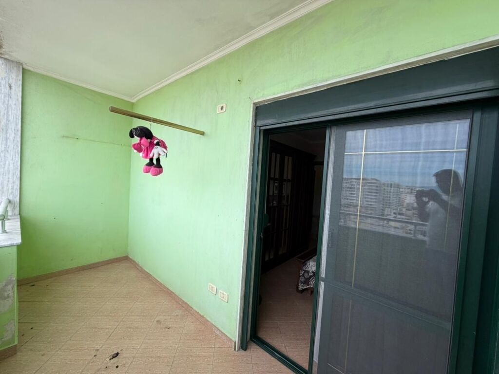 Shitet apartament 3+1+2 me 2 ballkone pranë Pallatit të Sportit,Durres