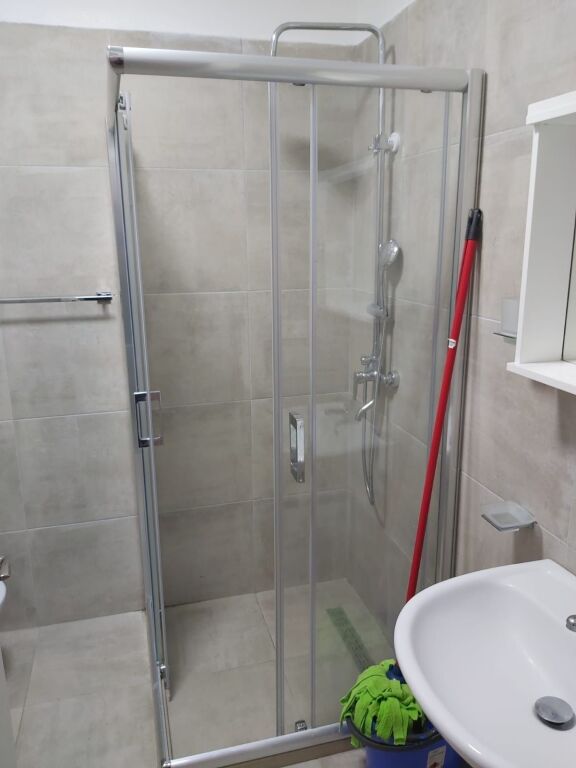 JEPEN ME QIRA: APARTAMENT 1+1   NË XHAMLLIK (SHESHI SHTRAUS)
