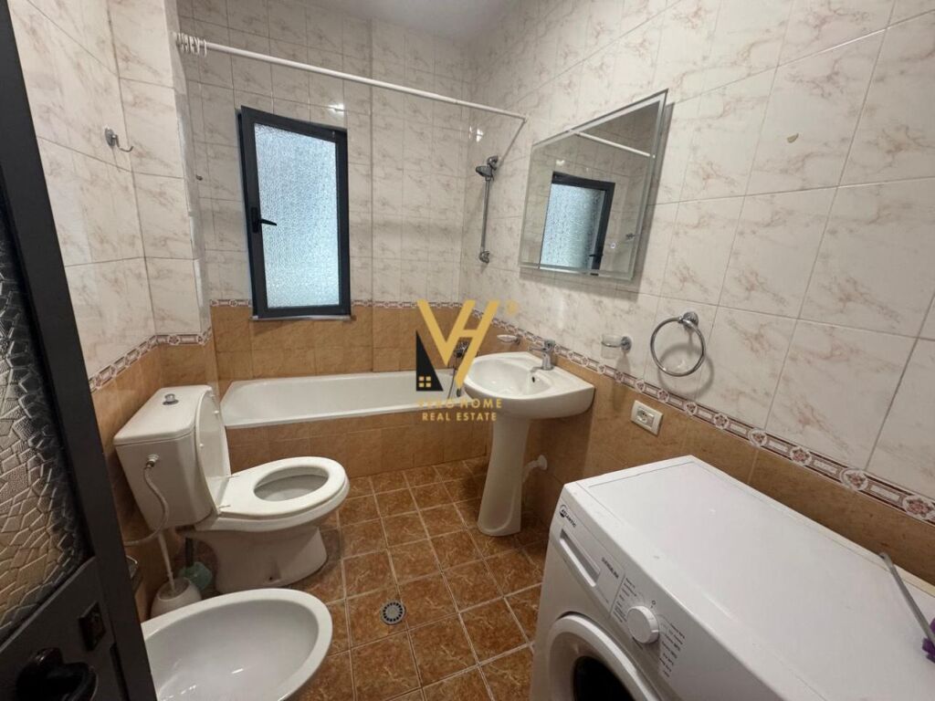 JEPET GARSONIERE 40 M2 ME QERA TE MOZAIKU TIRANES 50.000 LEKE