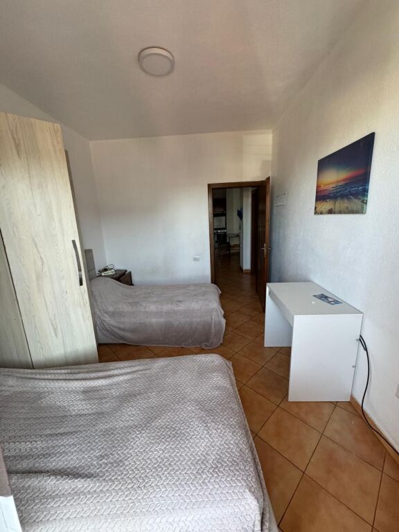 🏢Laprake, behind the Military Hospital, a 2+1 apartment, furnished, 45,000 Leke, is for rent.