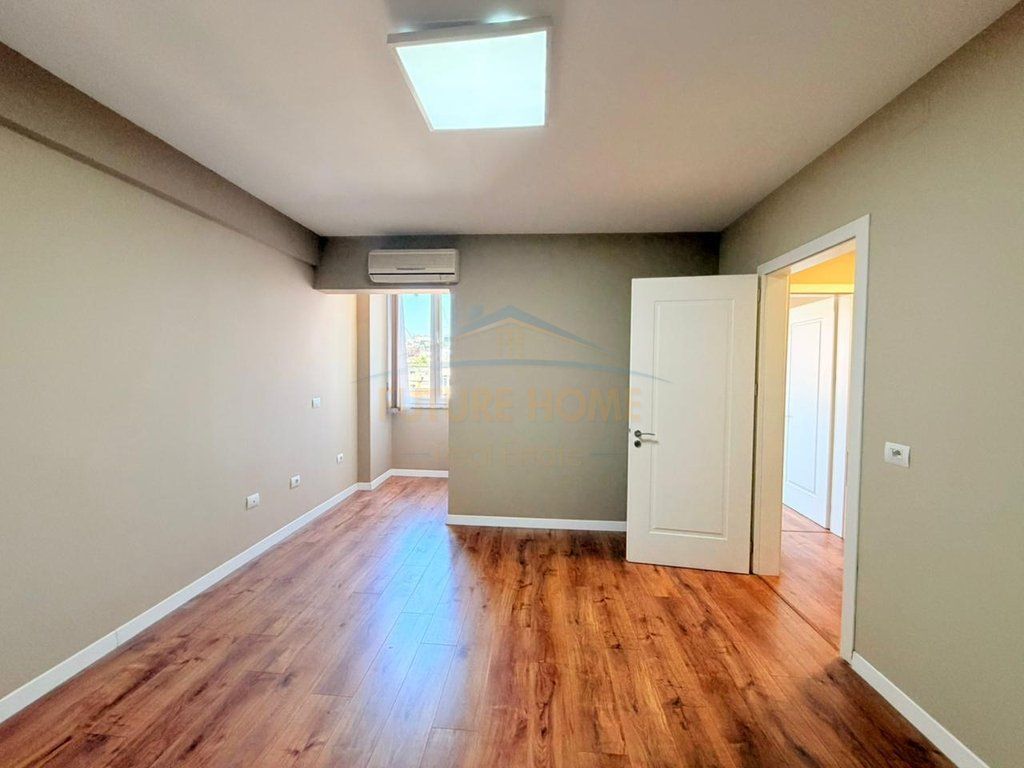 Rent, Business Premises, Former Exhibition, Tirana