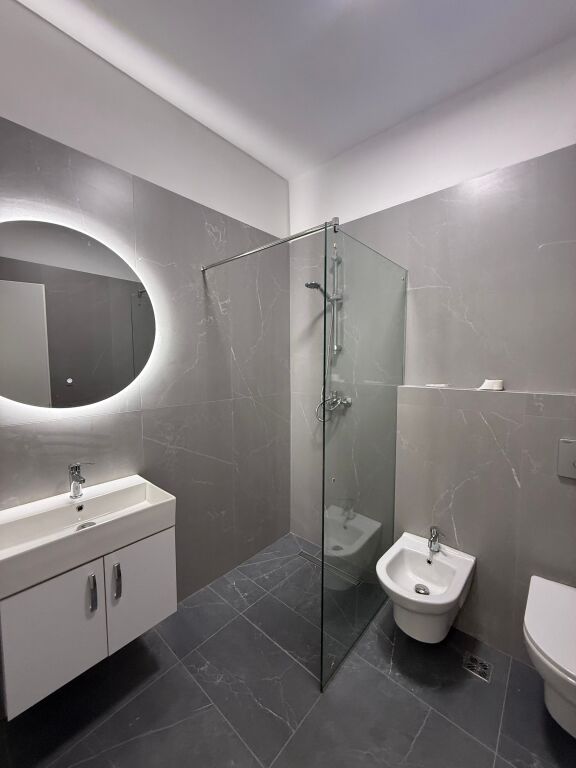 Apartament 2+1 per qera rruga 5 maj