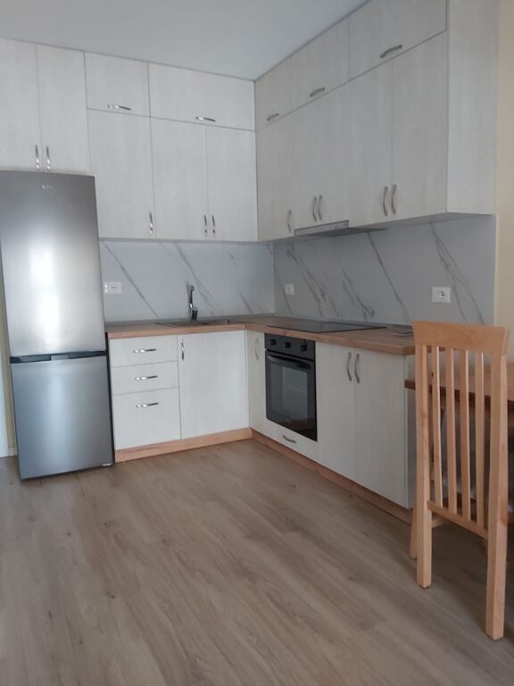 JEPEN ME QIRA: APARTAMENT 1+1   NË XHAMLLIK (SHESHI SHTRAUS)
